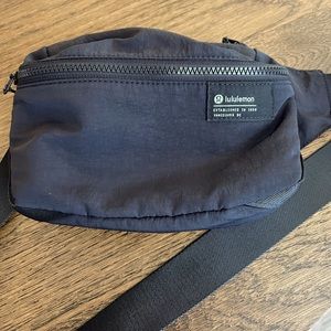 Good Condition. Plenty of pockets. Water repellent fabric